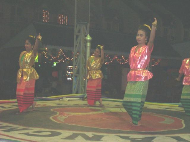 Traditional Thai fingernail
      dance